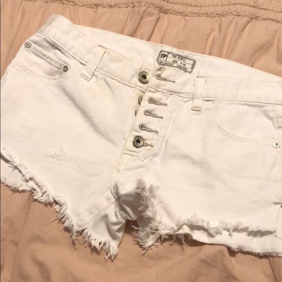 White denim free people shorts! Size 24 - Picture 1 of 3